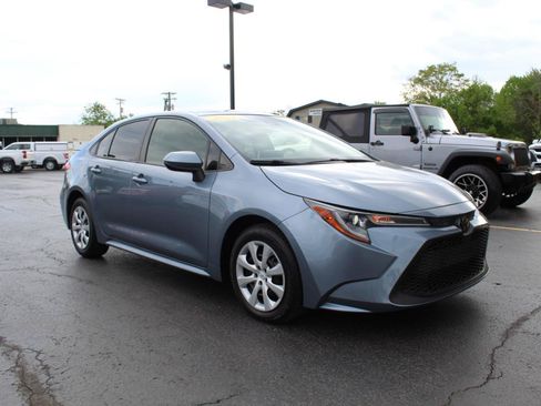 Used 2021 Toyota Corolla LE FWD image 3