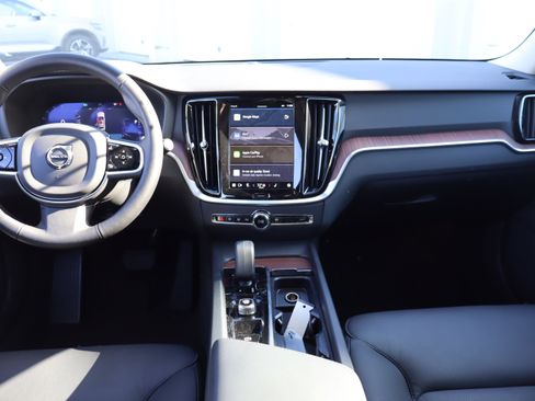 Used 2025 Volvo V60 B5 Cross Country Plus image 14