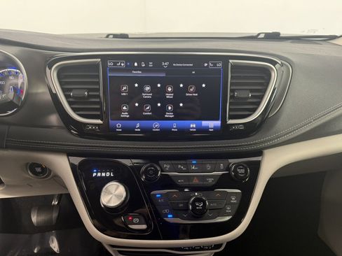 Used 2023 Chrysler Pacifica Touring-L FWD image 19