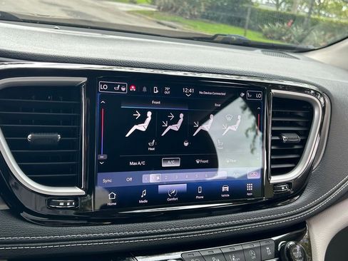 Used 2022 Chrysler Pacifica Touring-L image 54