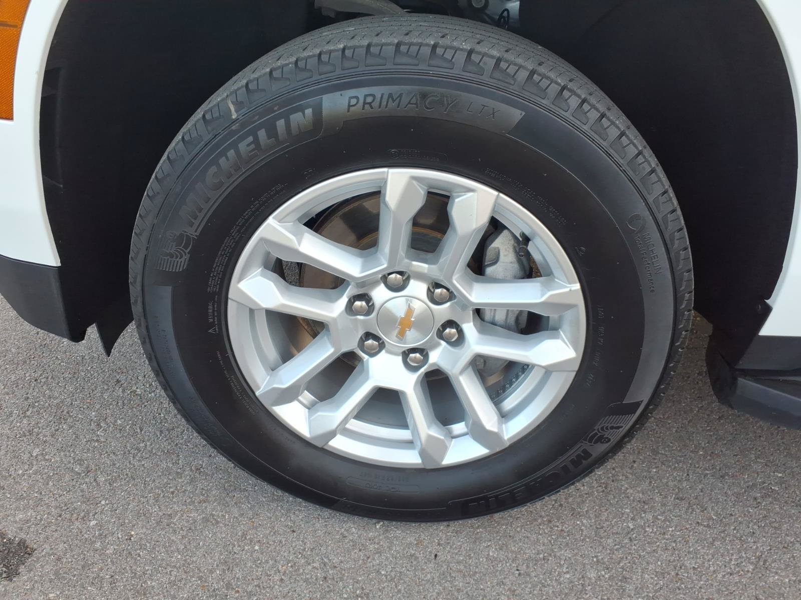 Used 2025 Chevrolet Suburban LT RWD image 9