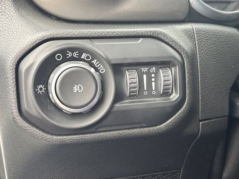 Used 2018 Jeep Wrangler Unlimited Sahara image 24