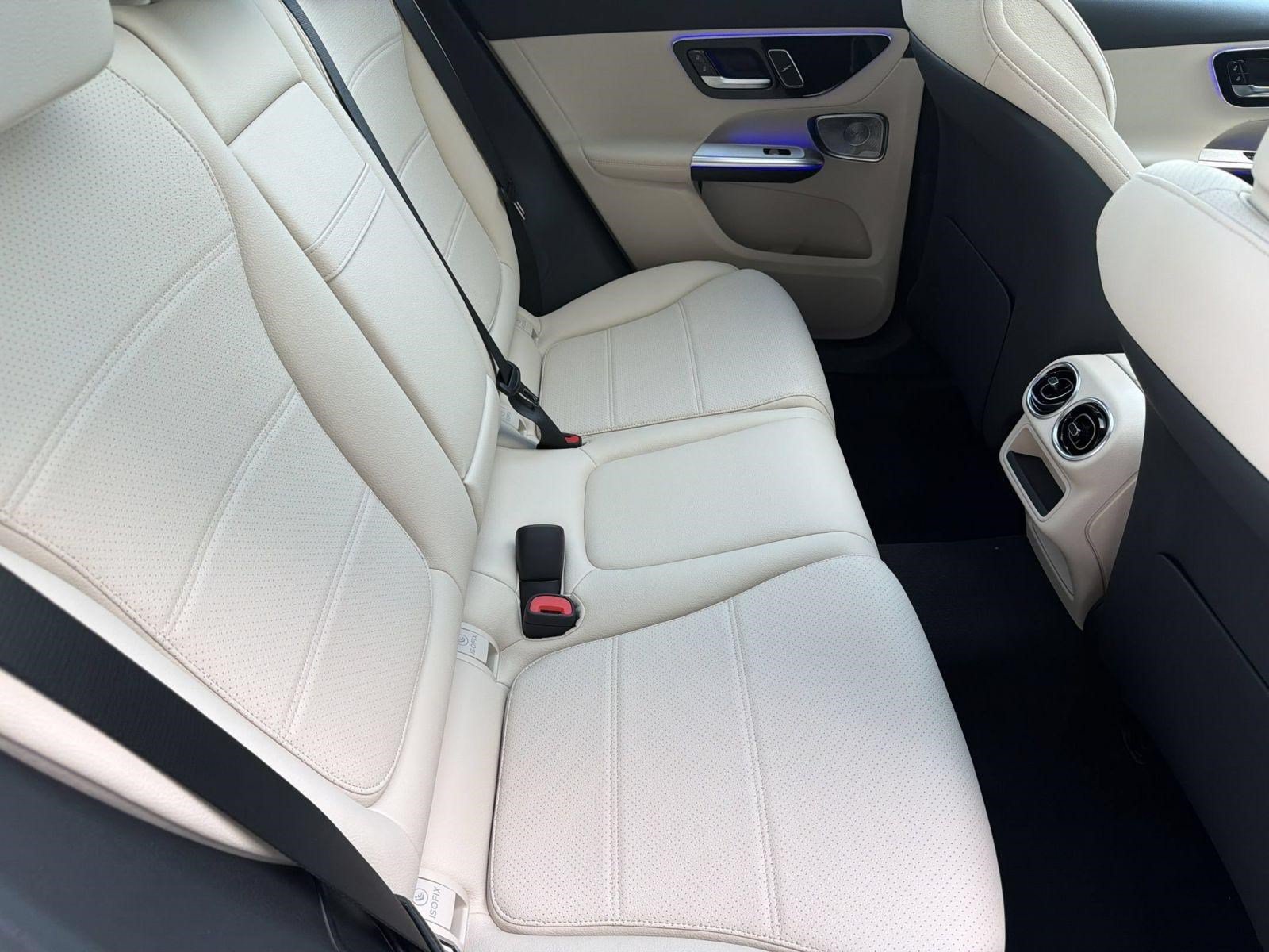Used 2026 Mercedes-Benz GLC 300 4MATIC image 32