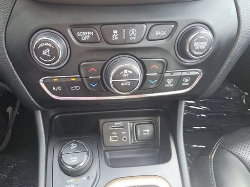 Used 2015 Jeep Cherokee Limited w/ Luxury Group AWD/4WD image 32