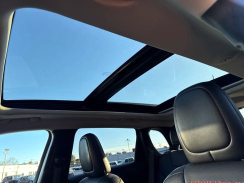 Used 2019 Jeep Cherokee Trailhawk image 16