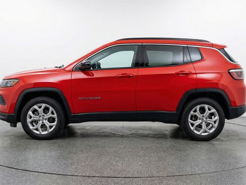 Used 2025 Jeep Compass Latitude AWD/4WD image 5