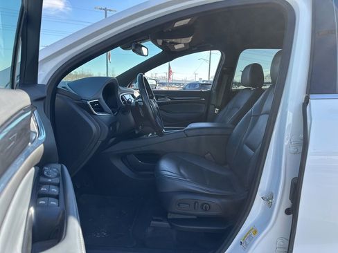 Used 2022 Buick Enclave Essence image 9