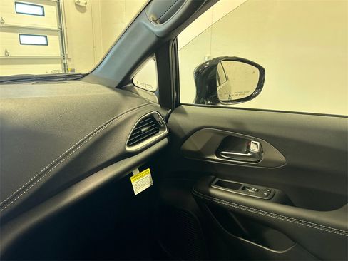 New 2025 Chrysler Pacifica Select image 26