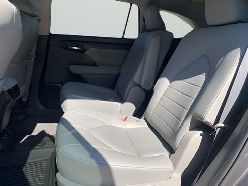 Used 2023 Toyota Highlander XLE image 13