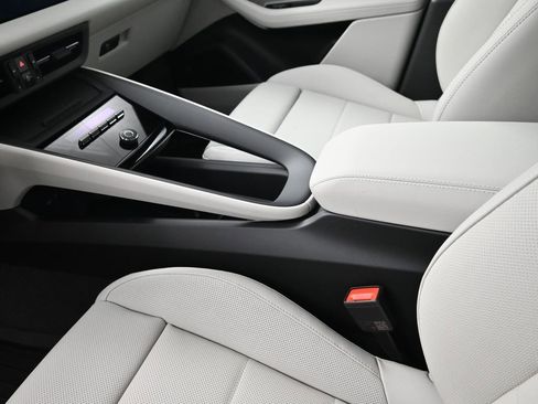 New 2026 Porsche Macan 4 Electric image 22