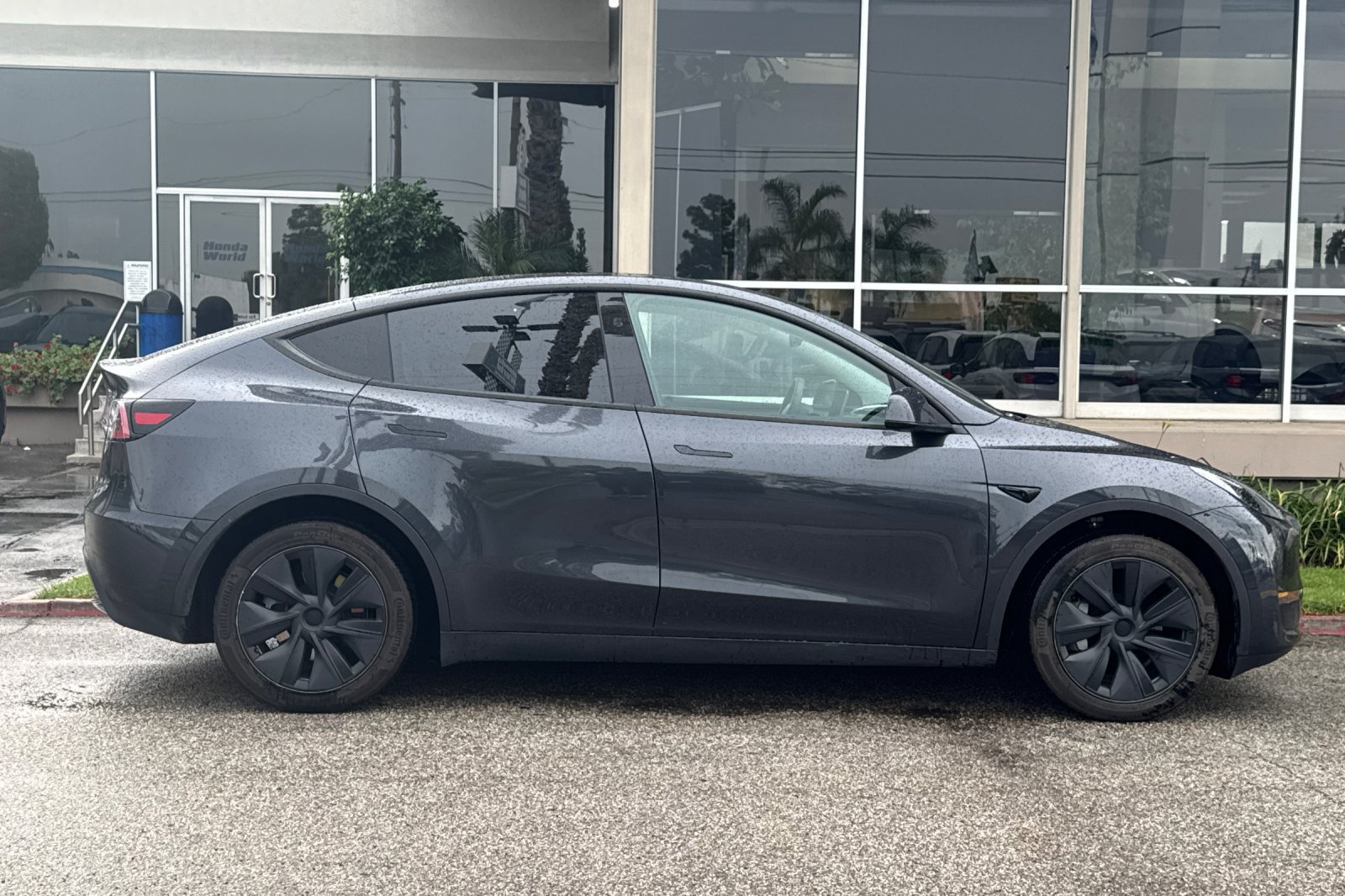Used 2024 Tesla Model Y Long Range AWD/4WD image 4