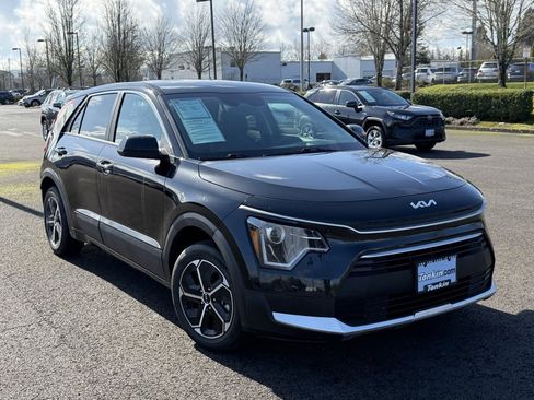Used 2024 Kia Niro LX image 2