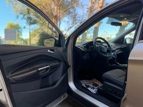 Used 2017 Ford Escape SE image 7
