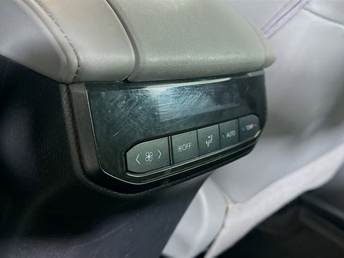 Used 2022 Toyota Highlander XLE image 27