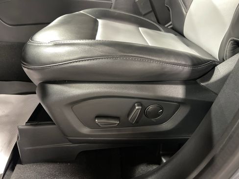 Used 2022 Ford Explorer XLT w/ Equipment Group 202A image 10