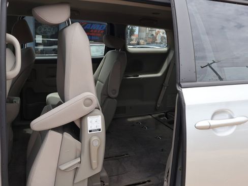 Used 2016 Kia Sedona L FWD image 24