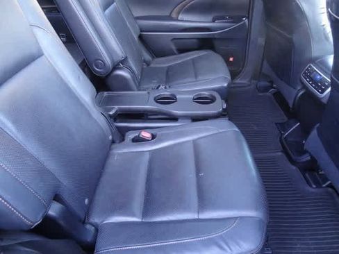 Used 2014 Toyota Highlander Limited Platinum image 11