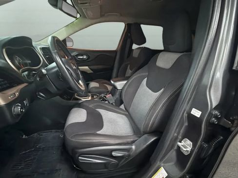 Used 2018 Jeep Cherokee Latitude w/ Altitude Package FWD image 19