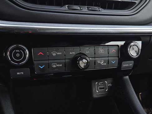 Used 2023 Jeep Compass Limited image 30