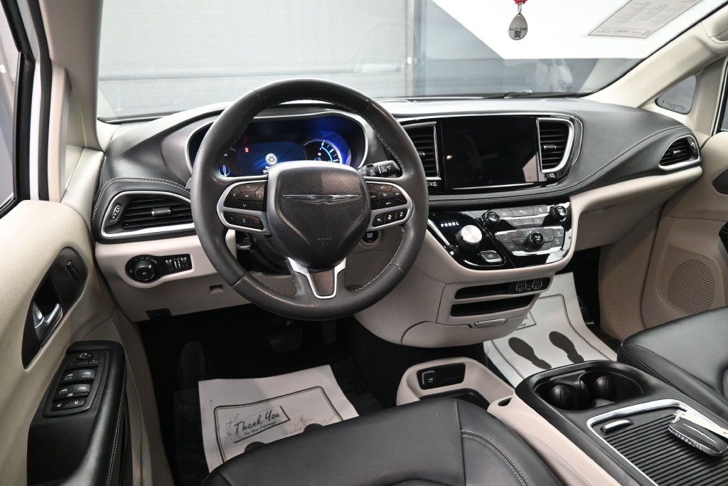 Used 2024 Chrysler Pacifica Limited FWD image 25