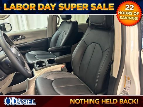 Used 2024 Chrysler Pacifica Touring-L FWD image 5