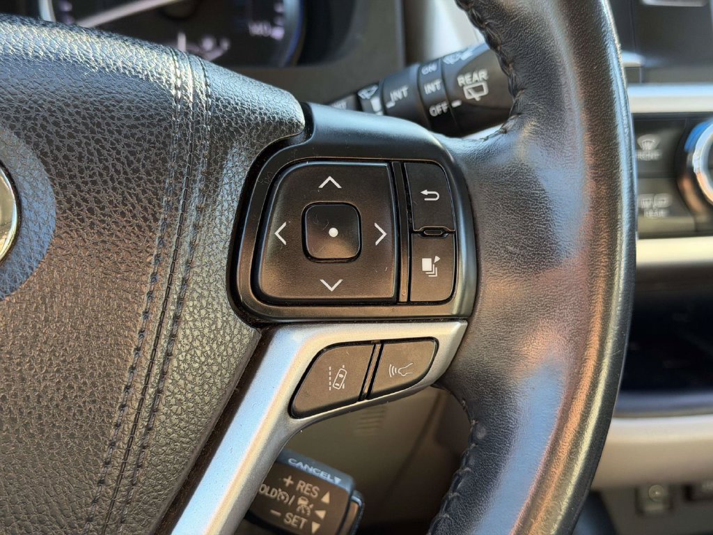 Used 2017 Toyota Highlander XLE AWD/4WD image 25