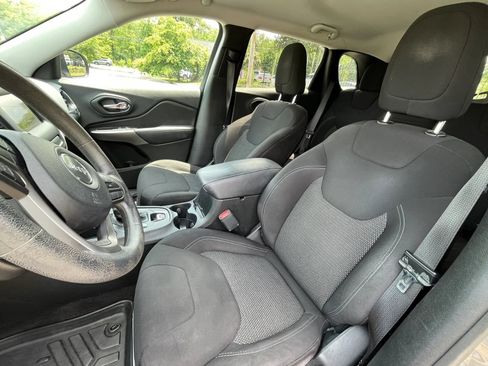 Used 2019 Jeep Cherokee Latitude w/ Popular Appearance Group FWD image 12