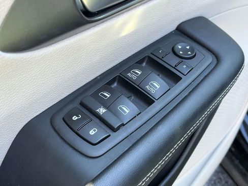 Used 2024 Chrysler Pacifica Touring-L image 15