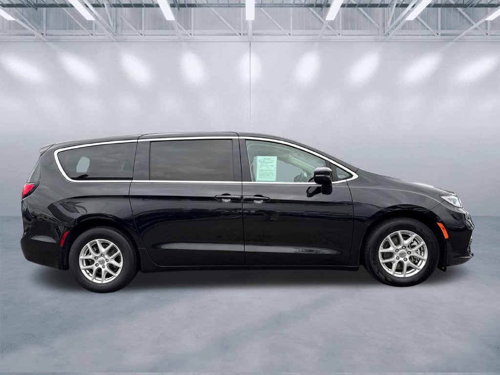 Used 2023 Chrysler Pacifica Touring-L FWD image 3