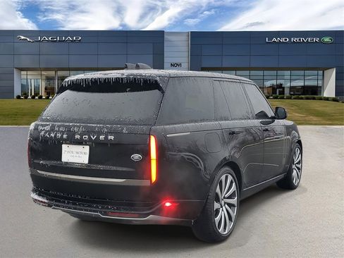 Used 2023 Land Rover Range Rover SE image 3