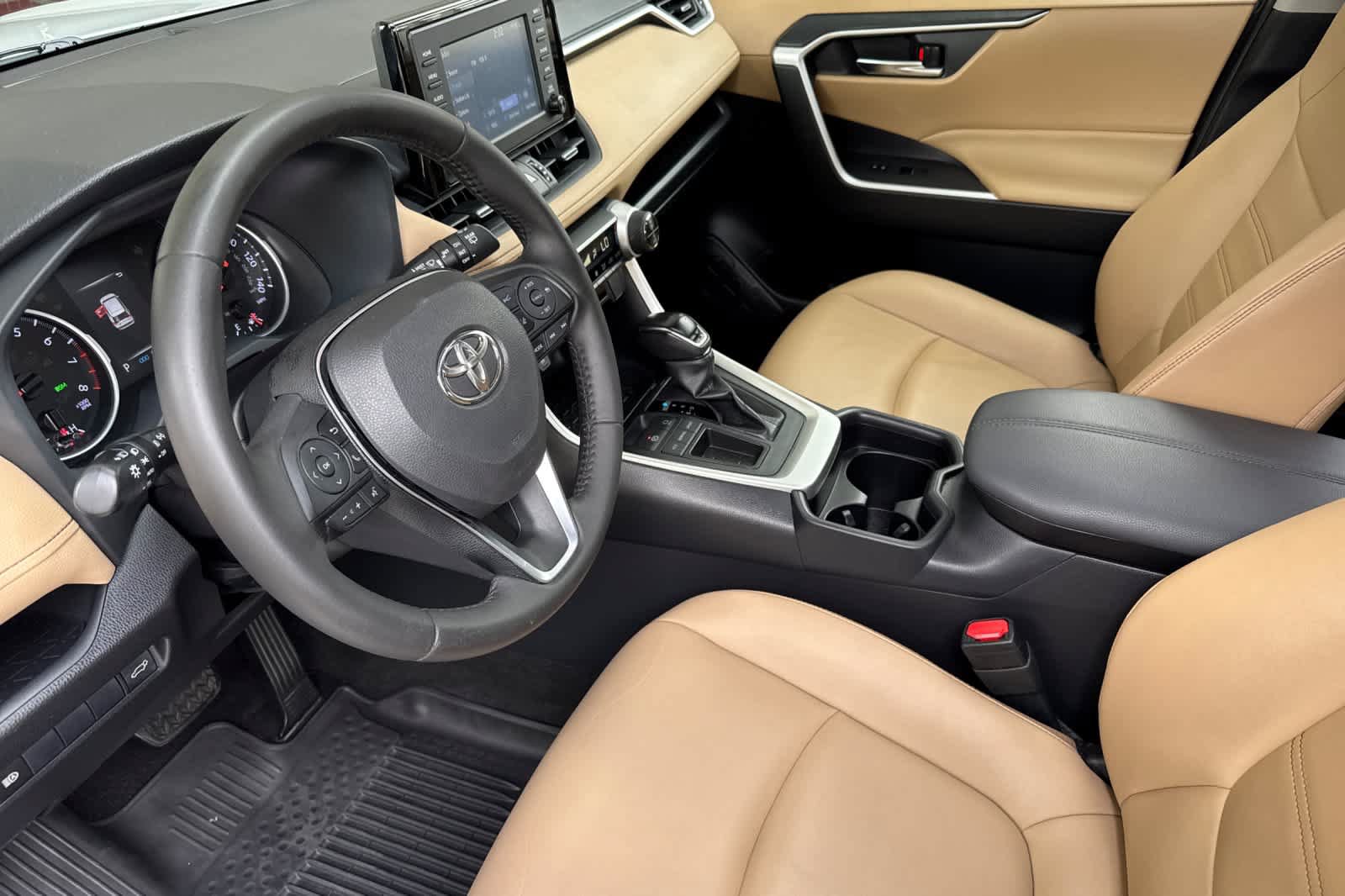 Used 2019 Toyota RAV4 XLE Premium FWD image 11