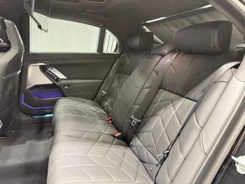 Used 2025 BMW i7 xDrive60 w/ Premium Package image 17