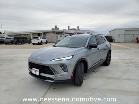 Used 2025 Buick Envision Sport Touring image 3