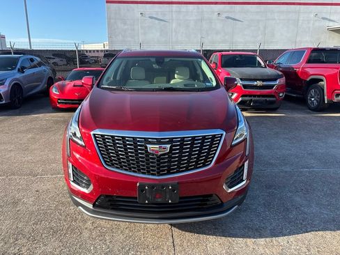 Used 2025 Cadillac XT5 Premium Luxury w/ Technology Package FWD image 2