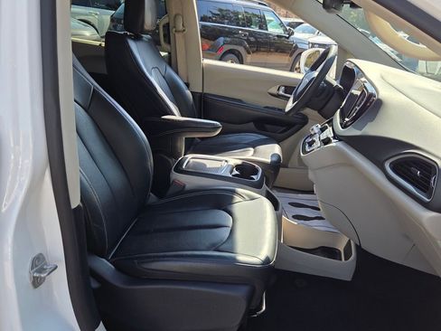 Used 2022 Chrysler Pacifica Touring-L image 16