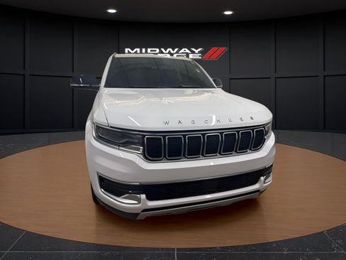 Used 2024 Jeep Wagoneer Series II w/ Flexible Seating Group RWD image 5