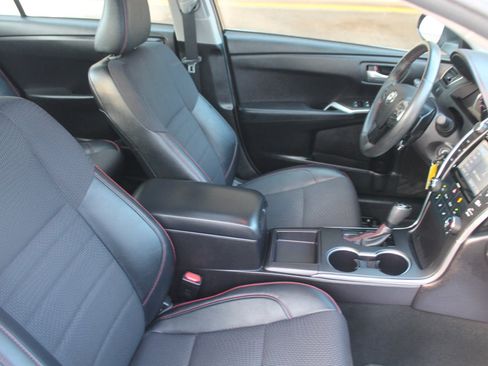 Used 2017 Toyota Camry SE w/ Moonroof Package FWD image 21