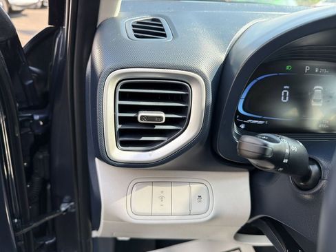 Used 2025 Hyundai Venue Limited FWD image 20