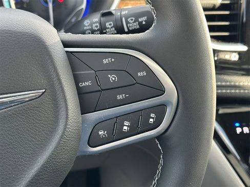 Used 2022 Chrysler Pacifica Limited image 25