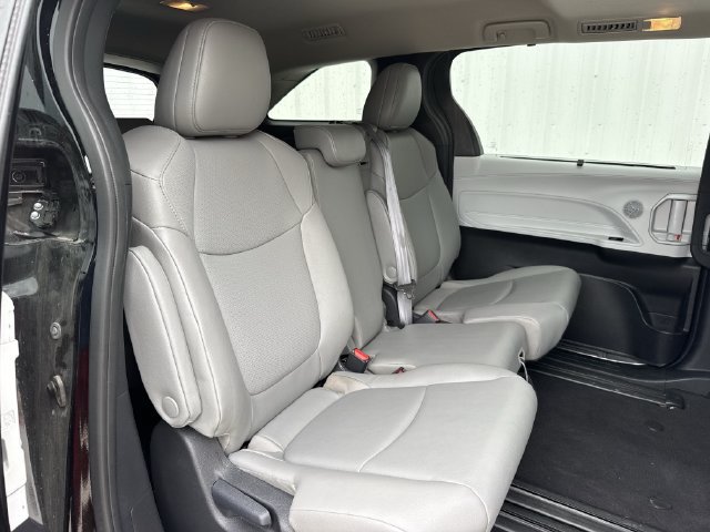 Used 2025 Toyota Sienna XLE FWD image 33