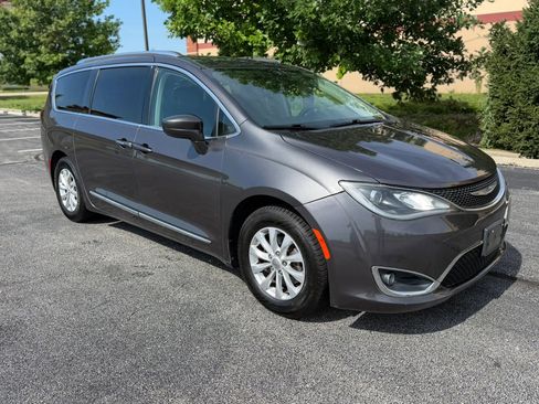 Used 2018 Chrysler Pacifica Touring-L w/ Premium Audio Group FWD image 6