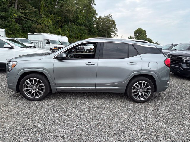 Used 2024 GMC Terrain Denali w/ Denali Premium Package AWD/4WD image 2