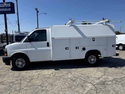 Used 2018 Chevrolet Express 3500 w/ Power Convenience Package image 2