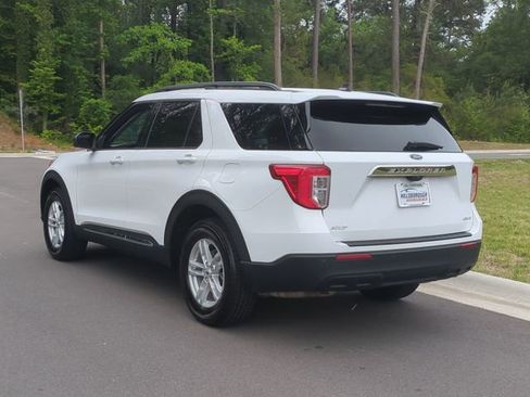 Used 2023 Ford Explorer XLT AWD/4WD image 11