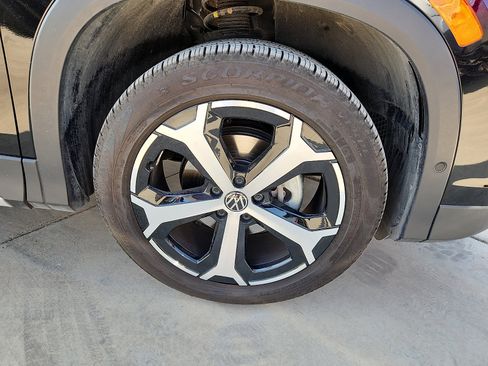 Used 2025 Volkswagen Tiguan SE image 9