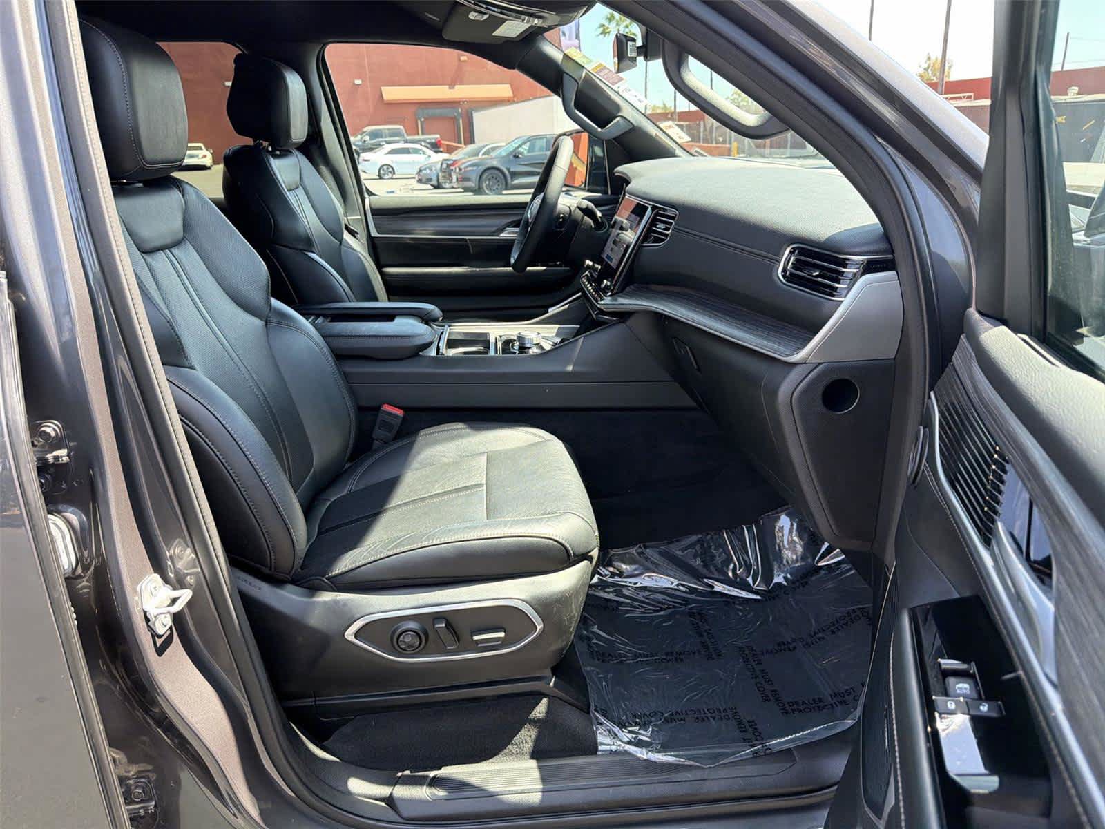 Used 2024 Jeep Wagoneer Series III AWD/4WD image 15