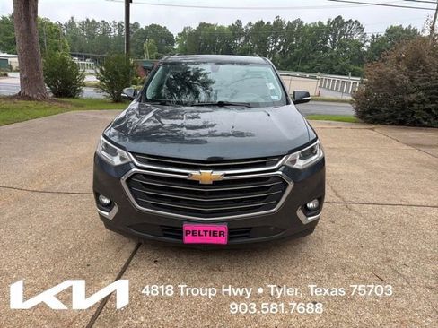 Used 2018 Chevrolet Traverse LT FWD image 2