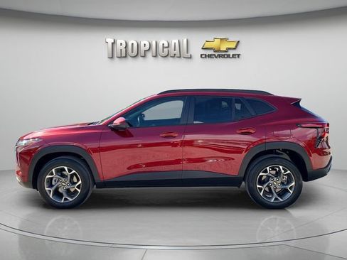 Used 2025 Chevrolet Trax LT FWD image 2