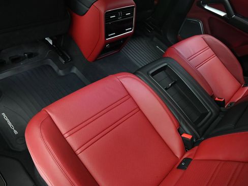 Used 2023 Porsche Cayenne Turbo GT AWD/4WD image 32