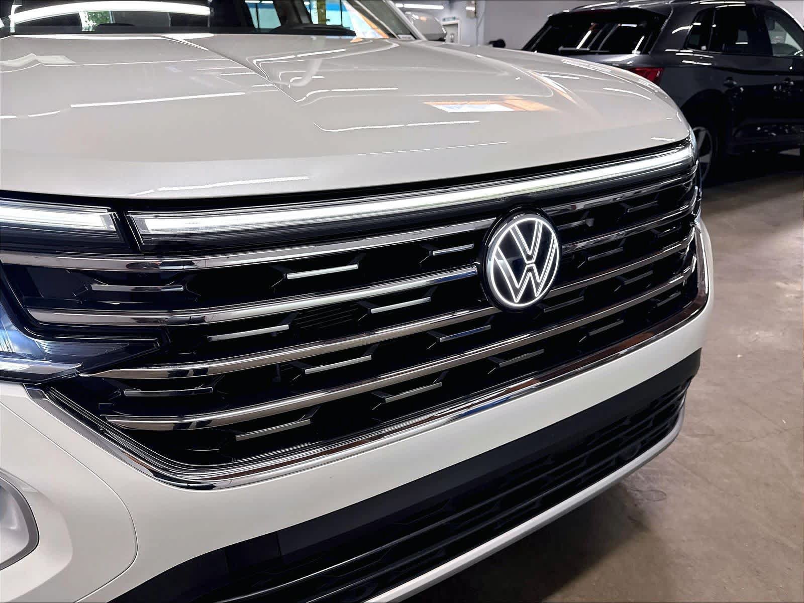 Used 2025 Volkswagen Atlas SEL AWD/4WD image 32